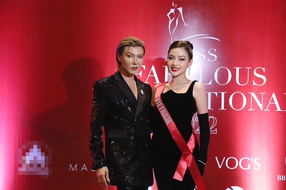 Hot girl trứng rán mặc lại váy của dàn hậu Việt, xin vía vương miện?-11