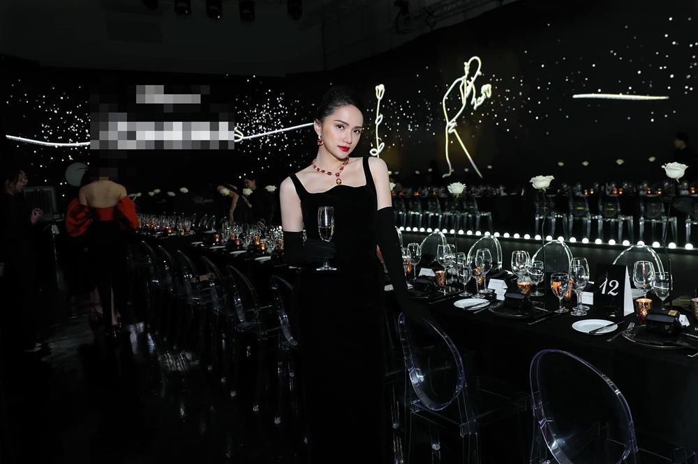 Hot girl trứng rán mặc lại váy của dàn hậu Việt, xin vía vương miện?-12