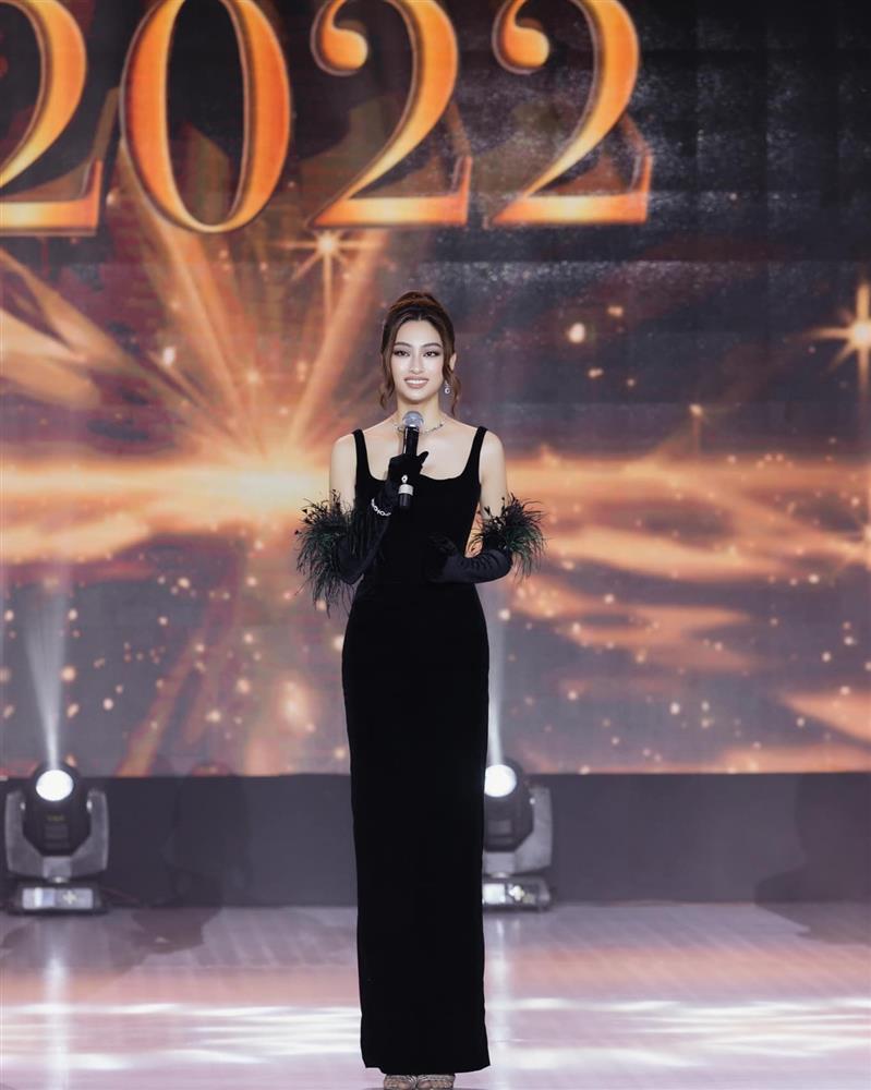 Hot girl trứng rán mặc lại váy của dàn hậu Việt, xin vía vương miện?-13