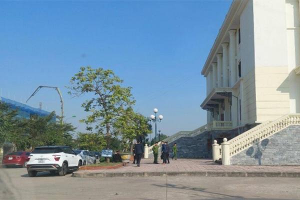 Tưới xăng đốt trụ sở toà án tỉnh, cụ ông 82 tuổi nguy kịch-1