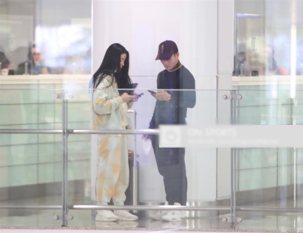 Ảnh nét căng Quang Hải và bồ hơn tuổi từ Pháp về Việt Nam-2