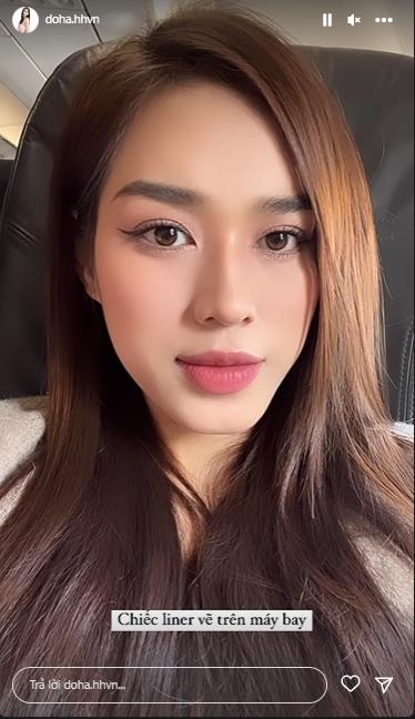 Đỗ Thị Hà tự make up giữa sân bay, bị thi cử dí sát cuối nhiệm kỳ-1