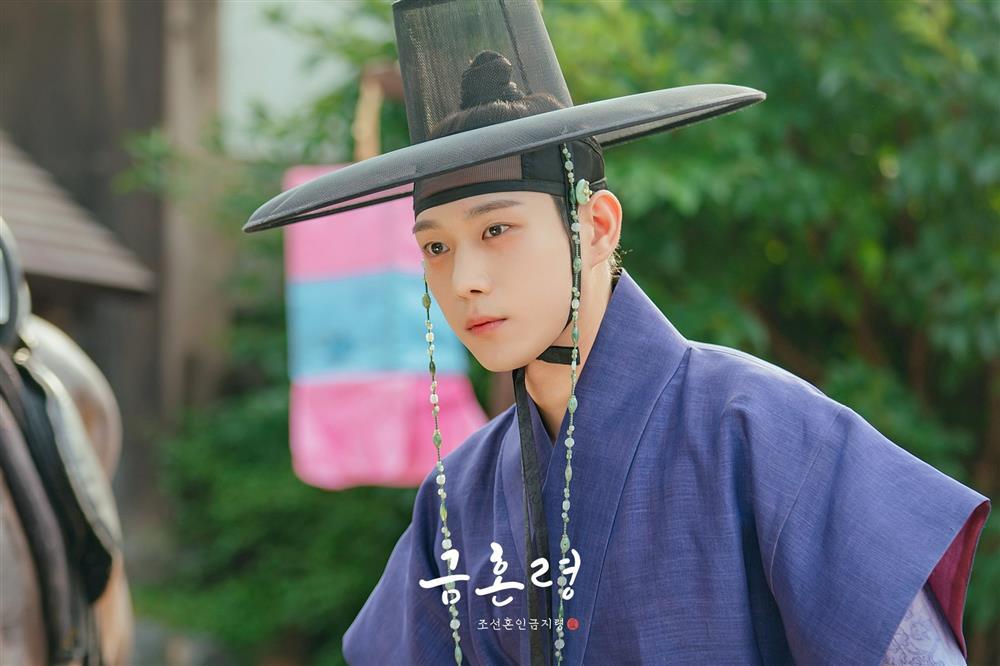 Trai đẹp Penthouse thành thảm họa vì kiểu diễn trợn trừng mắt-1