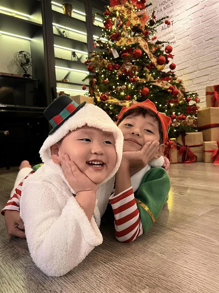 Biểu cảm trái ngược của các nhóc tỳ nhà sao Việt khi đón Noel-1