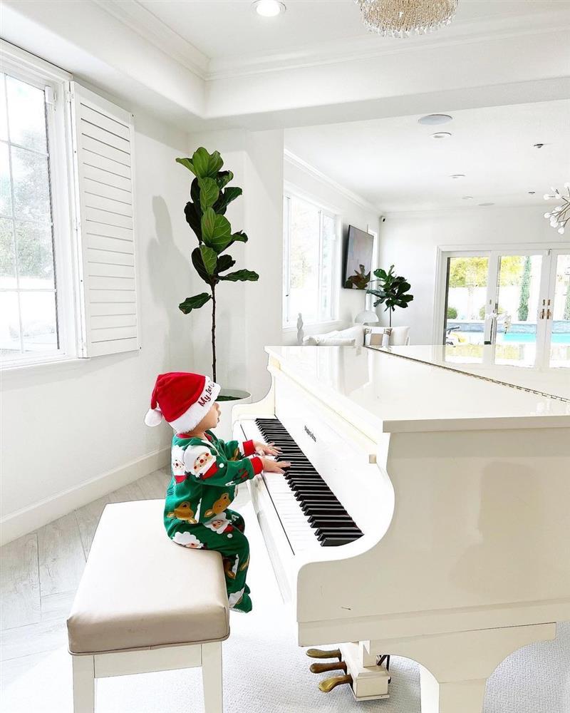 Biểu cảm trái ngược của các nhóc tỳ nhà sao Việt khi đón Noel-15