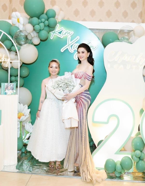 Lâm Khánh Chi lấn át cả Miss Earth 2020 khi đụng hàng-4