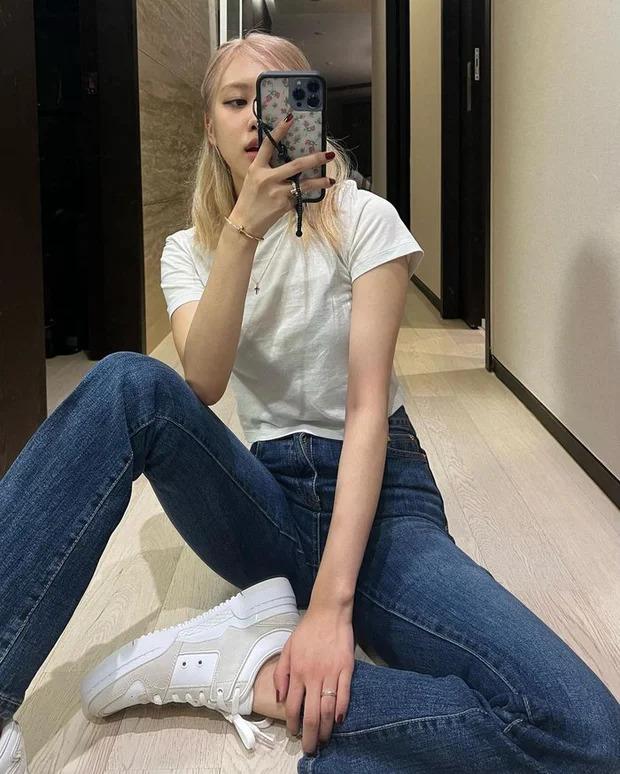 Học Rosé (BLACKPINK) mix đồ đơn giản như nữ sinh vẫn cực cuốn-1