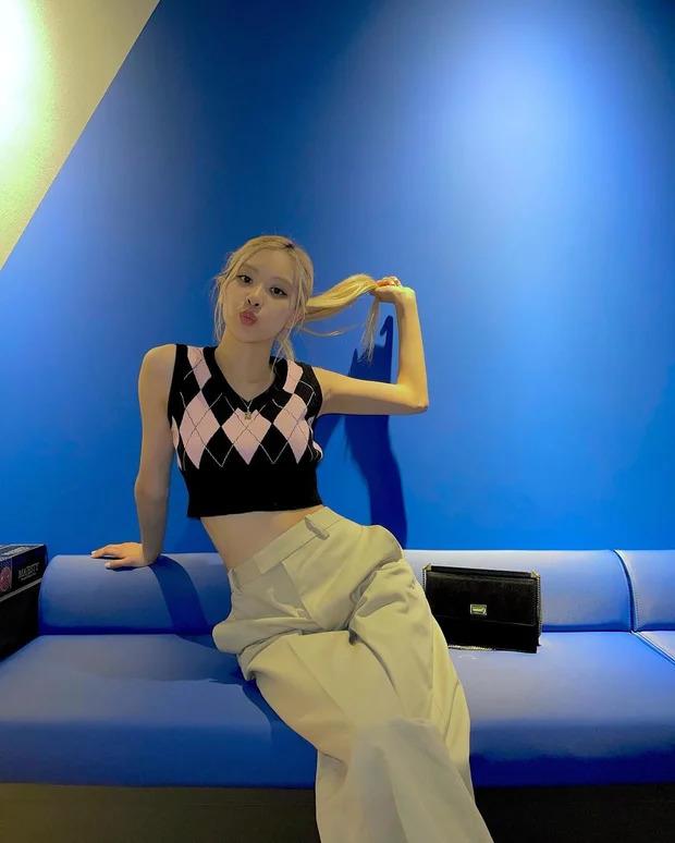 Học Rosé (BLACKPINK) mix đồ đơn giản như nữ sinh vẫn cực cuốn-5