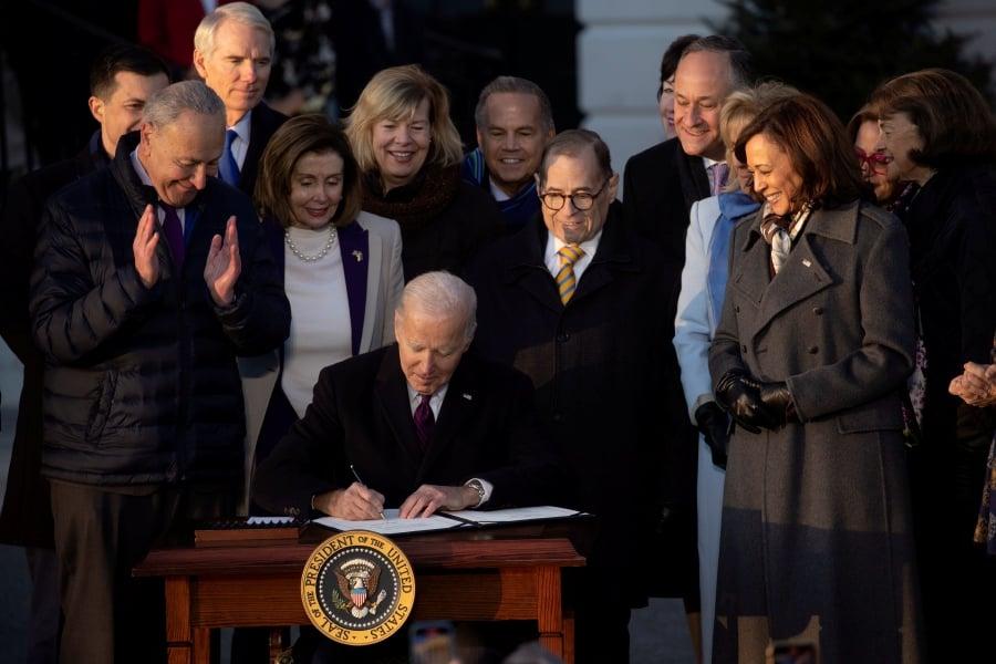 Tổng thống Mỹ Joe Biden ký dự luật hôn nhân đồng tính-1