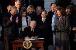Tổng thống Mỹ Joe Biden ký dự luật hôn nhân đồng tính