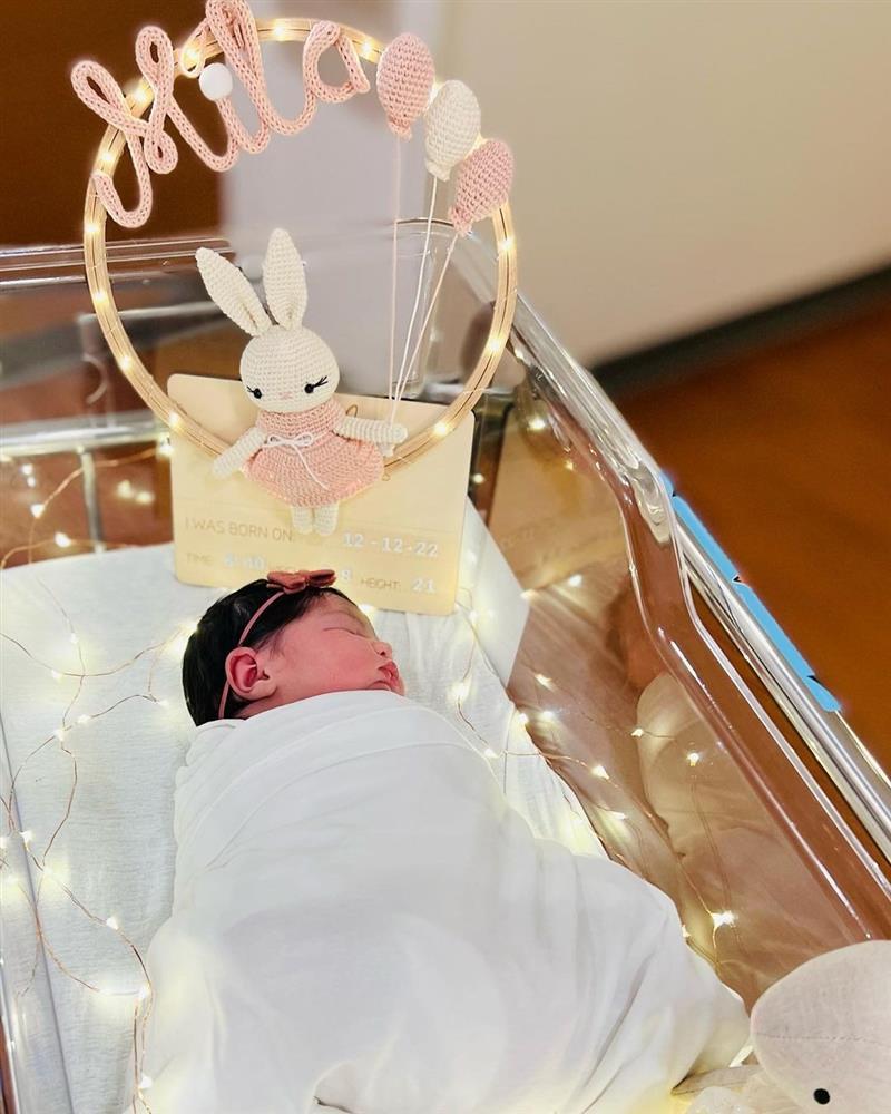 Miss Universe tuyệt sắc tiếp tục lâm bồn, 7 năm sinh 5 con-1