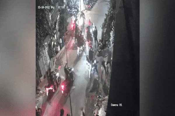 Mâu thuẫn lúc đá bóng, cầm mã tấu chém 2 học sinh tới tấp-3