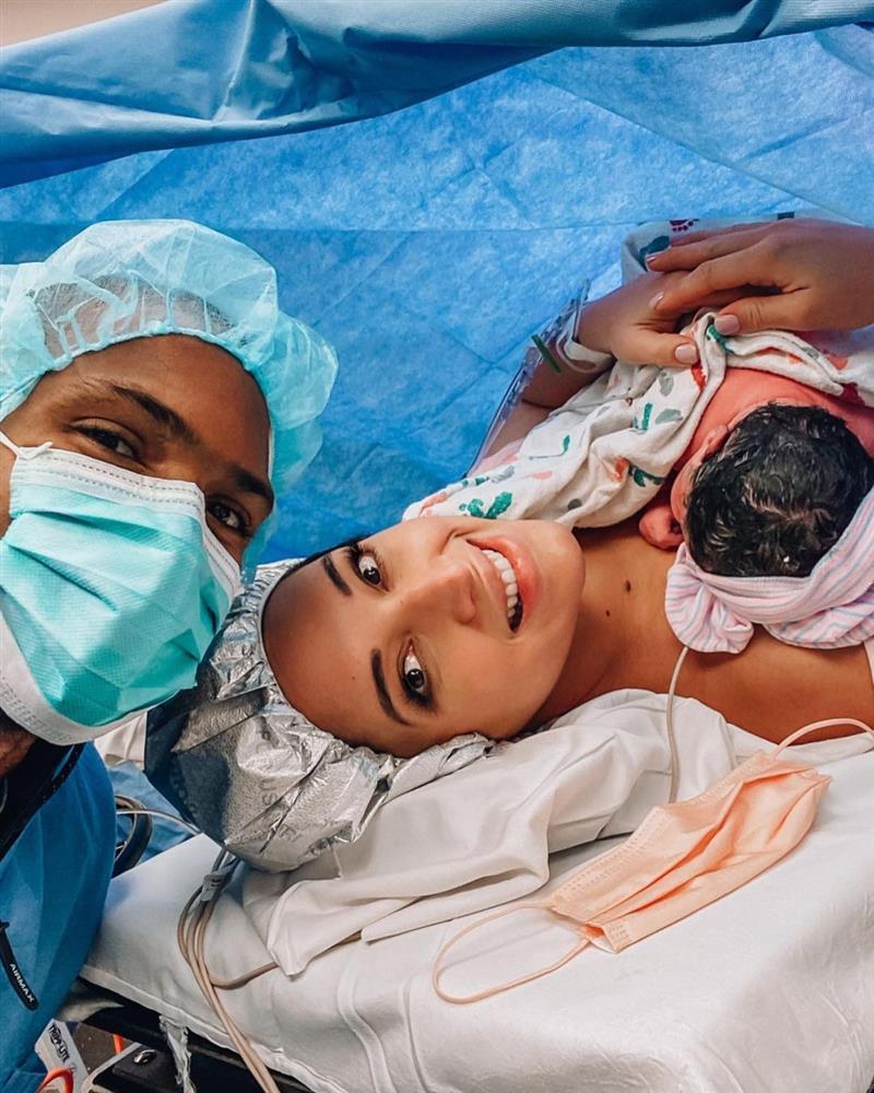 Miss Universe tuyệt sắc tiếp tục lâm bồn, 7 năm sinh 5 con-2