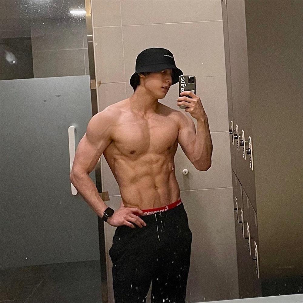 Cơ bắp của Minhyuk gây chú ý-5