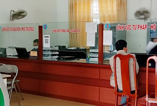 Xôn xao nữ công chức quan hệ bất chính, ghen tuông chém nhau-2