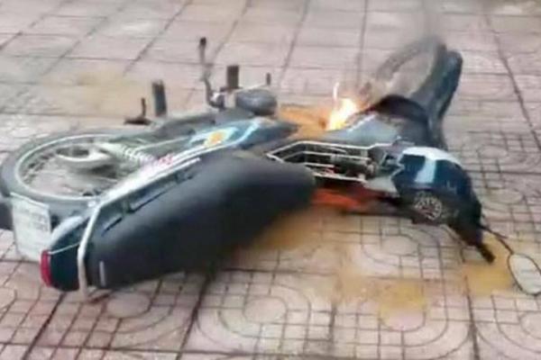 Châm lửa đốt xe máy vì không xin được lỗi vi phạm-1