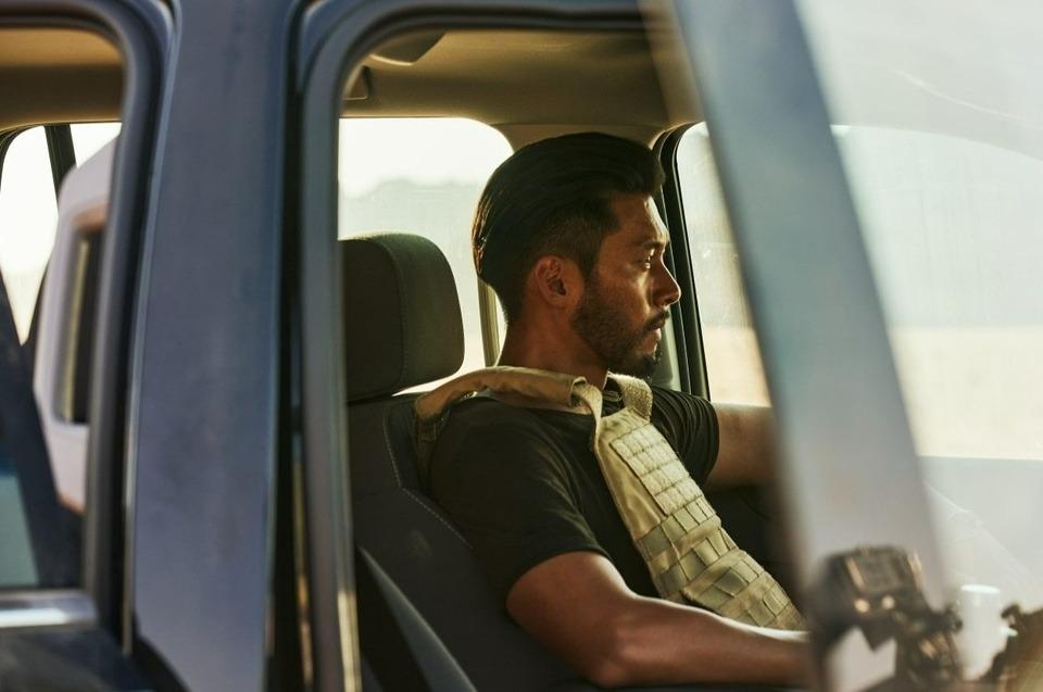 Hyun Bin đen nhẻm, để râu quai nón khác lạ trên phim trường-1