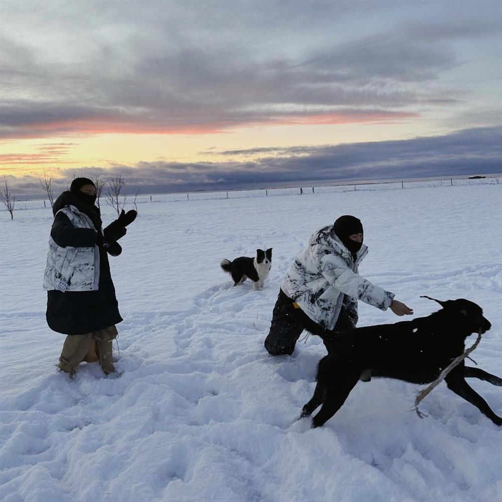 Binz tình tứ Châu Bùi trời Âu, JustaTee cảnh báo chửa-5