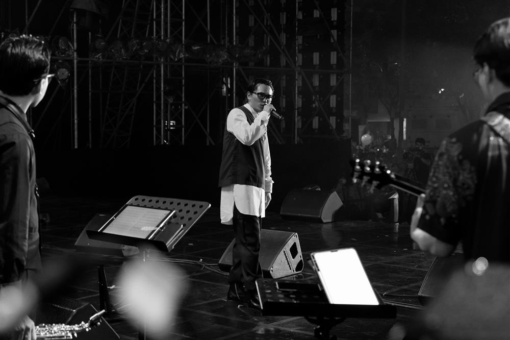 Mars Anh Tú tái xuất với style lãng tử, chỉ còn 68kg-6