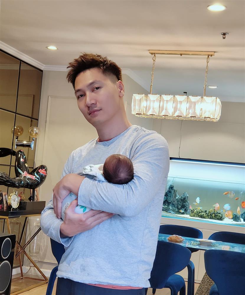 Mạnh Trường khi làm bố bỉm khác hẳn lúc lên truyền hình-1