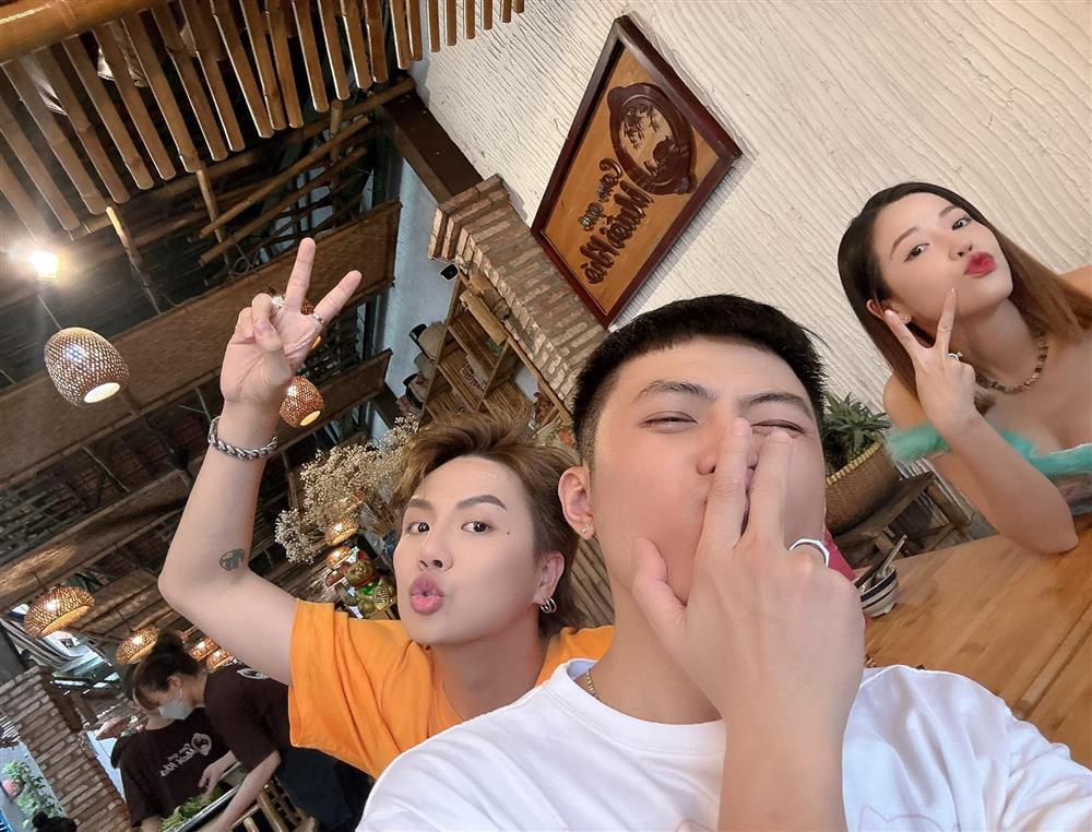 Lộ ảnh Gin Tuấn Kiệt mê mệt Puka chốn hậu trường-7