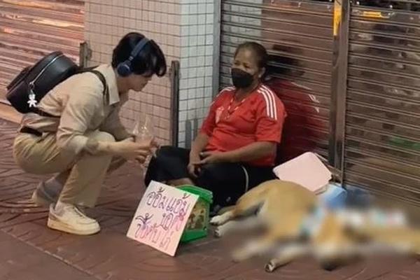 Đón giao thừa ở phố đi bộ, Nờ Ô Nô bị người lạ đánh tím mặt-4