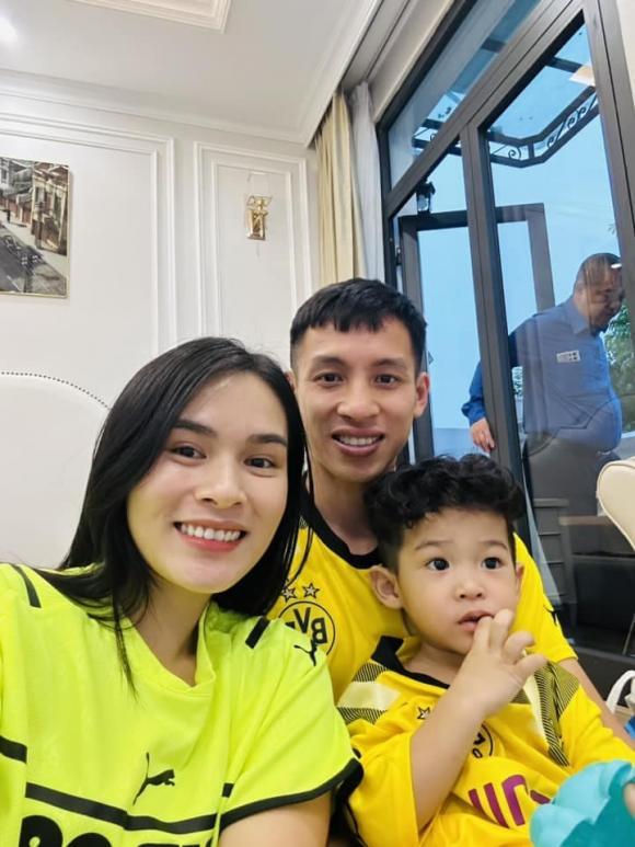 Tiền vệ Đỗ Hùng Dũng tậu xế hộp mới vào dịp cuối năm-2