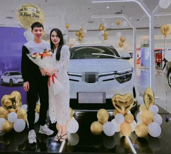 Tiền vệ Đỗ Hùng Dũng tậu xế hộp mới vào dịp cuối năm-1