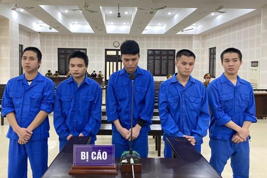 Bạn gái bị khách nhậu hôn vào tay, thanh niên xin nghỉ làm đi trả thù