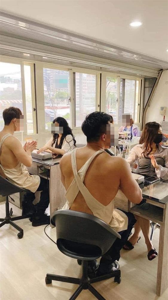 Tiệm nail công khai nam nhân viên cởi trần làm đẹp cho chị em-3