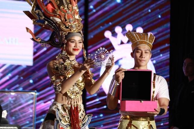Vương miện Hoa hậu Việt Nam 2022 gây tranh cãi: Sến hay sang?-3