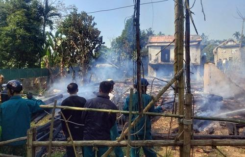 Clip: Đốt lửa sưởi ấm cho trâu, hoá tro luôn căn nhà sàn-2