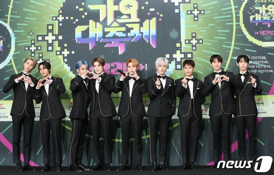 Thần tượng Hàn diện áo nịt ngực, váy bó lên thảm đỏ-10