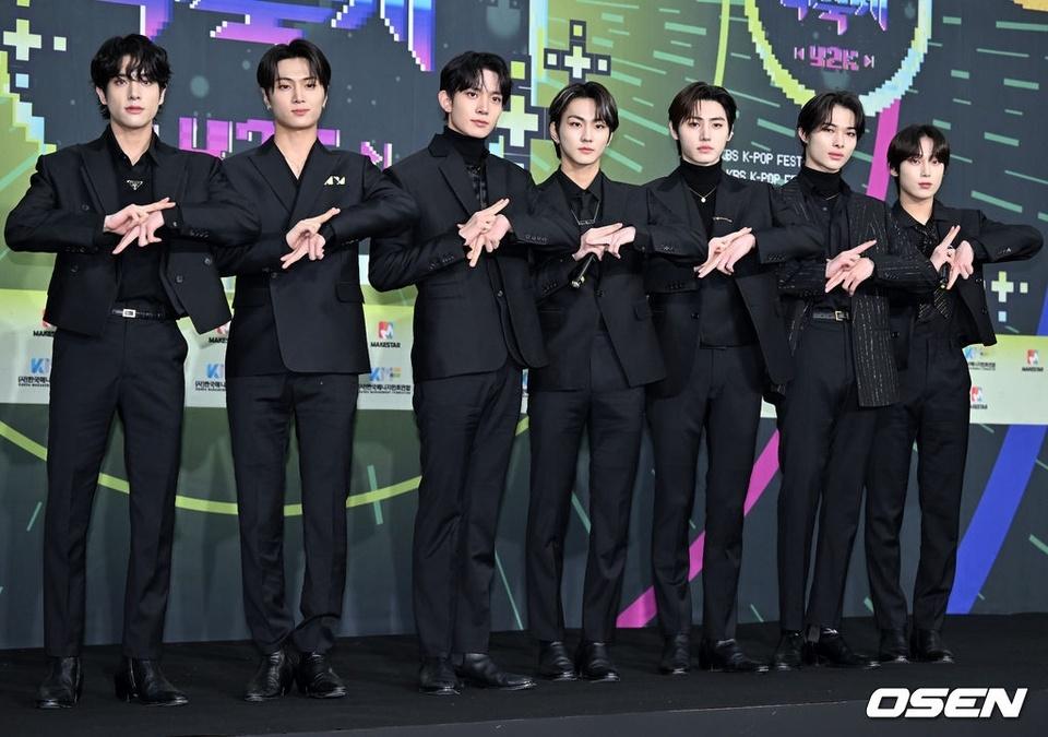 Thần tượng Hàn diện áo nịt ngực, váy bó lên thảm đỏ-12