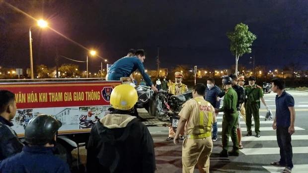 Đà Nẵng: Ô tô tông 2 xe máy, 3 người tử vong-4