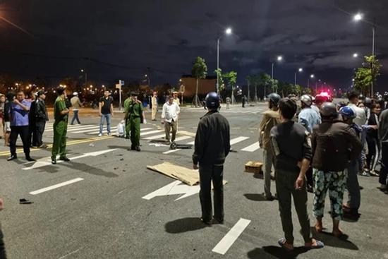 Đà Nẵng: Ô tô tông 2 xe máy, 3 người tử vong