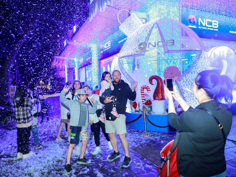 Giới trẻ Hà Nội săn tuyết rơi mùa Giáng sinh-3