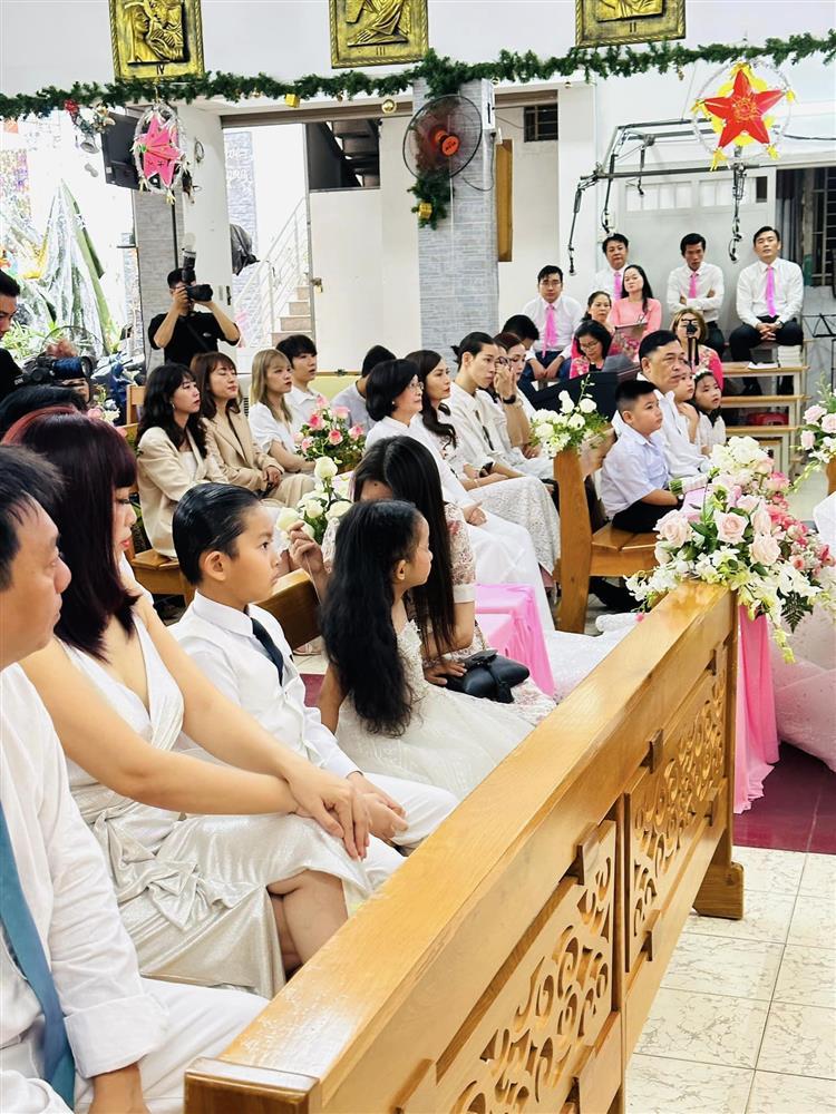 Khánh Thi - Phan Hiển cưới ở nhà thờ, 5 người nâng váy cô dâu-6