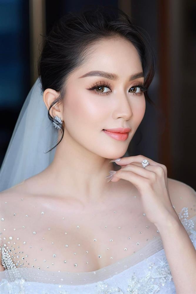 Khánh Thi - Phan Hiển cưới ở nhà thờ, 5 người nâng váy cô dâu-9