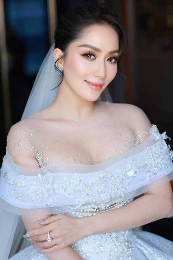 Khánh Thi - Phan Hiển cưới ở nhà thờ, 5 người nâng váy cô dâu-10