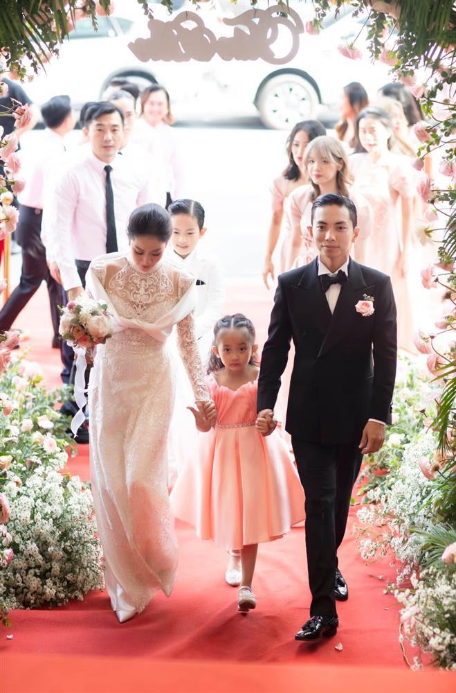 Khánh Thi - Phan Hiển cưới ở nhà thờ, 5 người nâng váy cô dâu-11