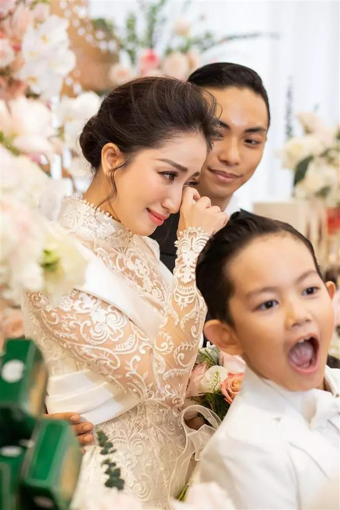 Khánh Thi - Phan Hiển cưới ở nhà thờ, 5 người nâng váy cô dâu-18