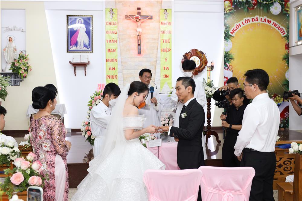 Khánh Thi - Phan Hiển cưới ở nhà thờ, 5 người nâng váy cô dâu-4