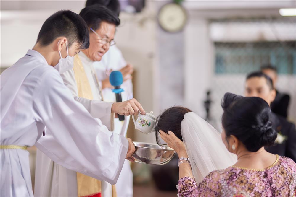 Khánh Thi - Phan Hiển cưới ở nhà thờ, 5 người nâng váy cô dâu-3