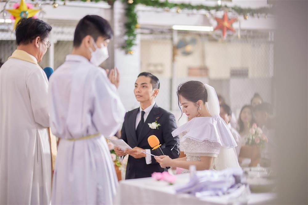 Khánh Thi - Phan Hiển cưới ở nhà thờ, 5 người nâng váy cô dâu-5