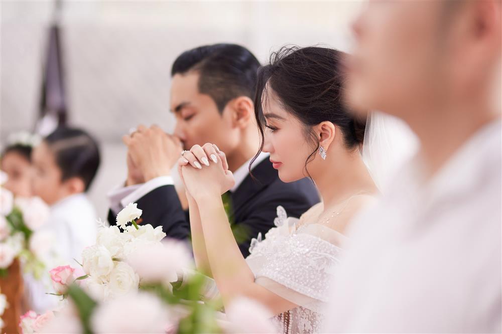Khánh Thi - Phan Hiển cưới ở nhà thờ, 5 người nâng váy cô dâu-6