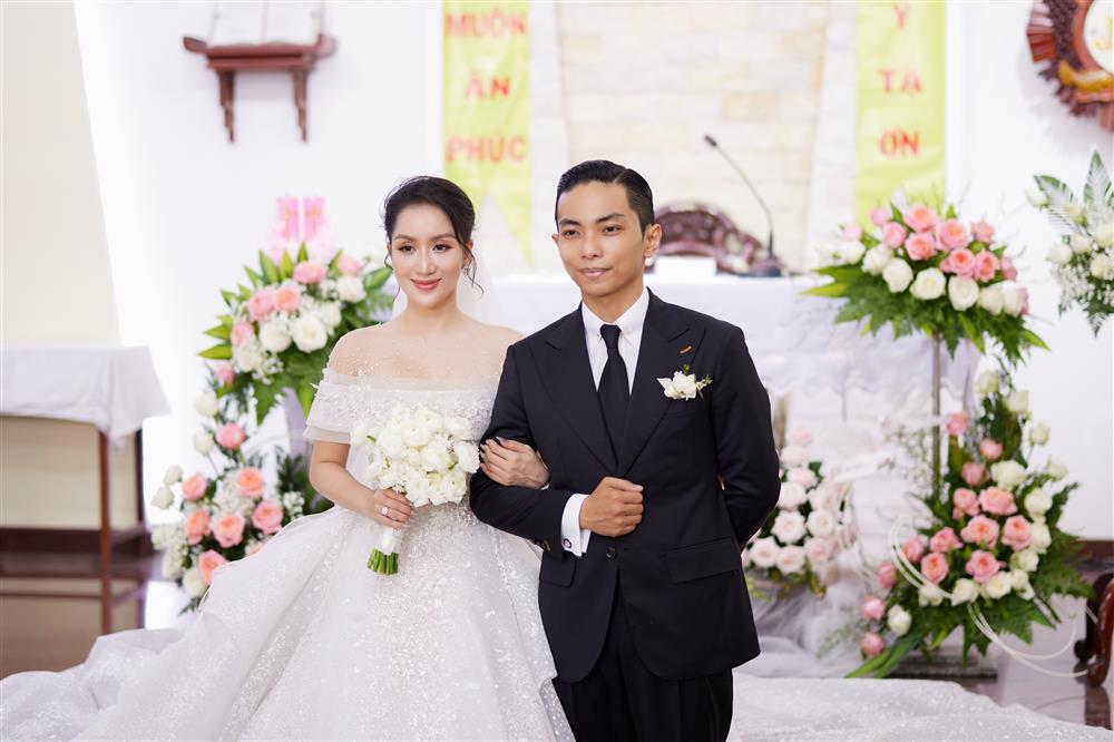 Khánh Thi - Phan Hiển cưới ở nhà thờ, 5 người nâng váy cô dâu-7
