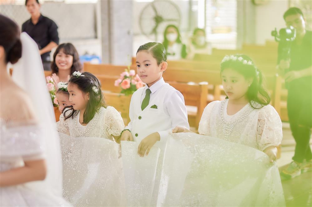 Khánh Thi - Phan Hiển cưới ở nhà thờ, 5 người nâng váy cô dâu-8