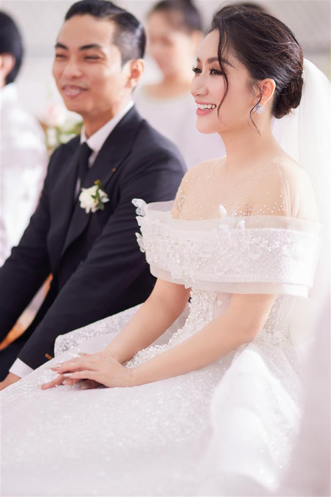 Khánh Thi - Phan Hiển cưới ở nhà thờ, 5 người nâng váy cô dâu-12