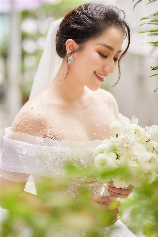 Khánh Thi - Phan Hiển cưới ở nhà thờ, 5 người nâng váy cô dâu-11